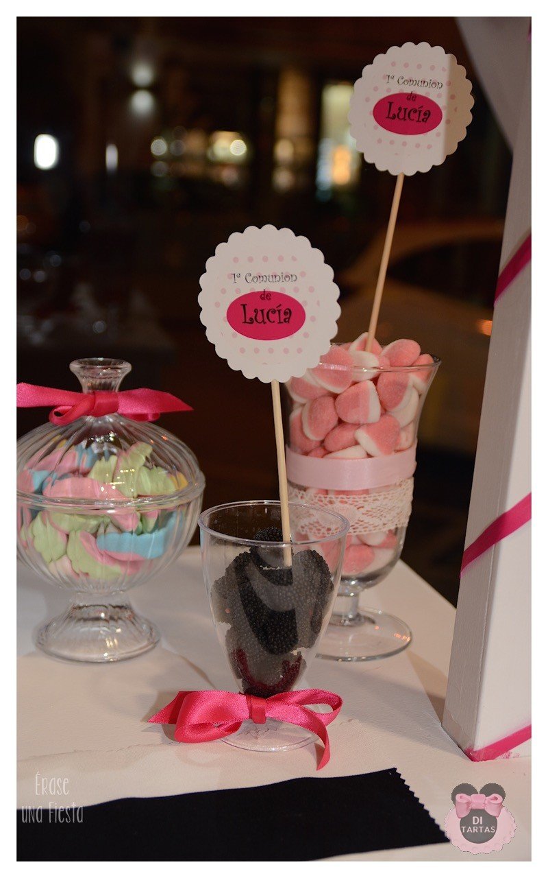 Mesa dulce o Candy Bar de comunión rosa y blanca
