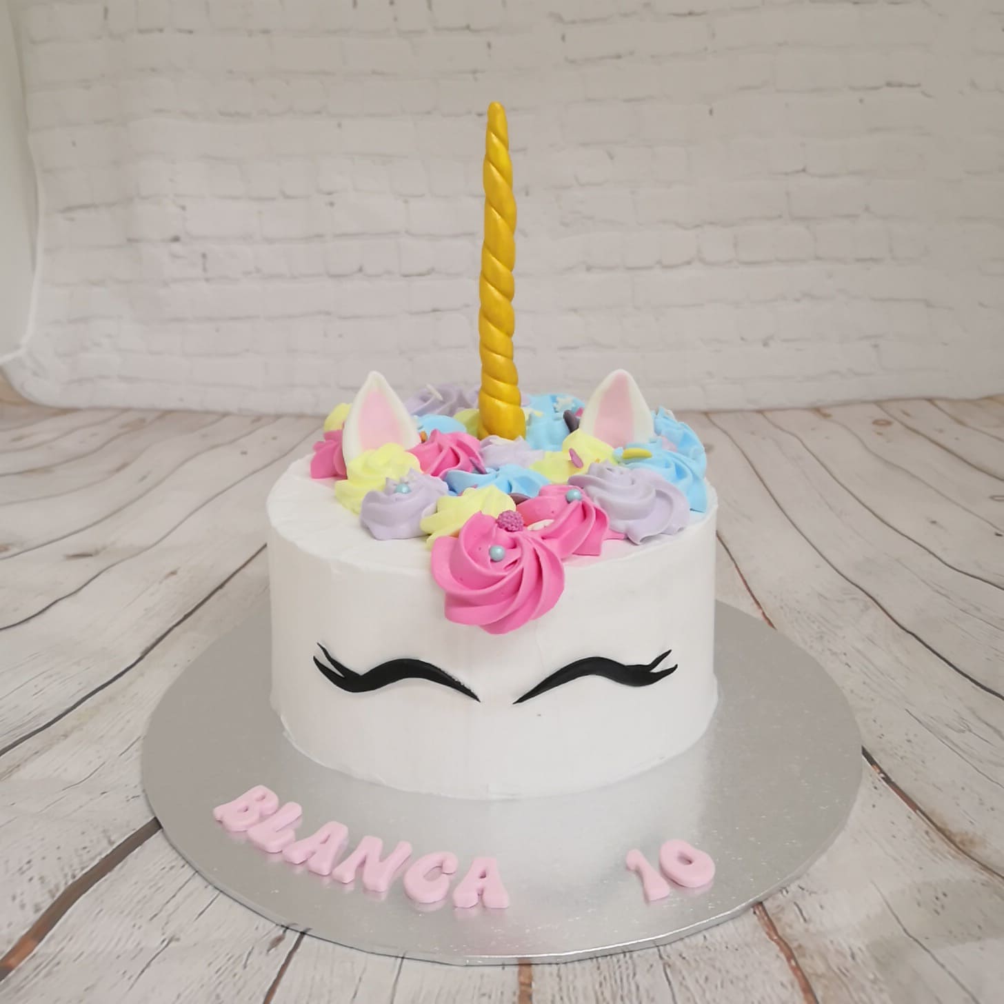 1) New Message!  Torta de minions, Pastel de cumpleaños de unicornio,  Pasteles de unicornio
